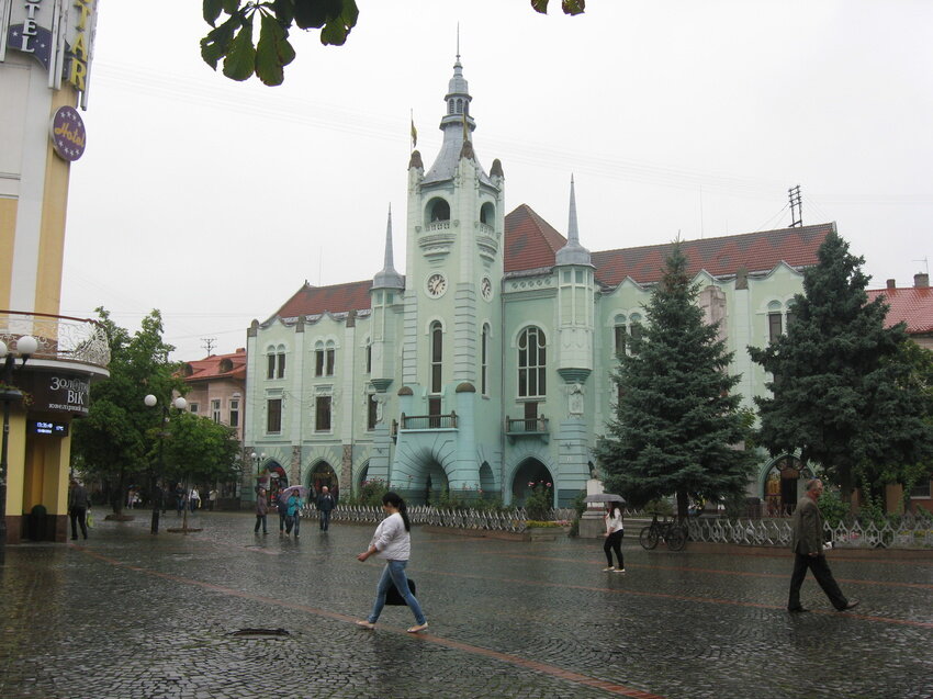 Это площадь в Мукачево.  фото:картинки  яндекса.