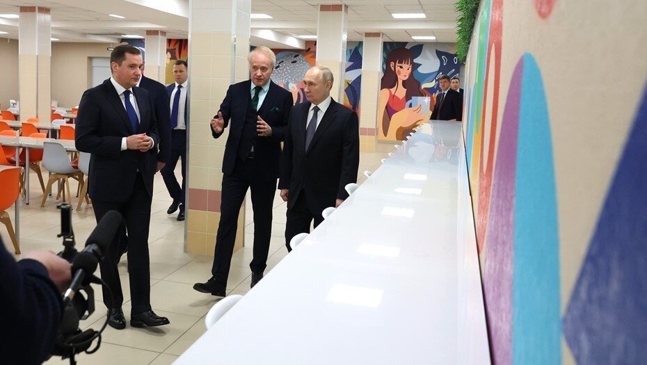    Президент РФ Владимир Путин в школе № 7 в Архангельске. С губернатором Архангельской области Александром Цыбульским (слева) и директором школы Ильёй Иванкиным (в центре). Автор фото: kremlin.ru