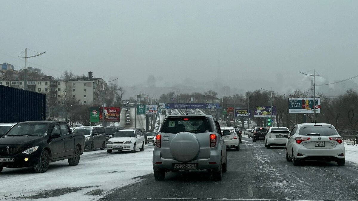     Огромное количество спецтехники сейчас можно увидеть на улицах Владивостока. Мэрия направила все силы на ликвидацию последствий непогоды.