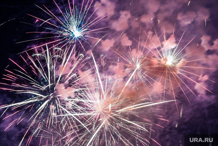    Запускать салюты дома нельзя, напомнили в МЧС