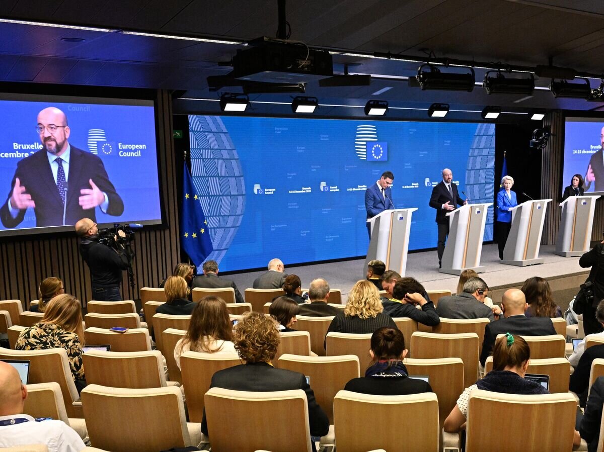     Лидеры Евросоюза во время пресс-конференции по итогам саммита в Брюсселе, проходившем 14-15 декабря© AFP 2023 / JOHN THYS