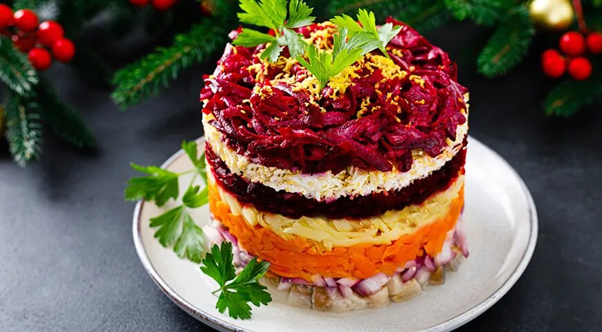 Абсолютная классика жанра: от первого, селедочного слоя до последнего — только традиционные продукты и традиционная последовательность слоев