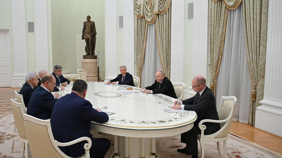 Во время встречи Владимира Путина с лидерами политических партий, представленных в Госдуме. Фото находится в открытом доступе. 