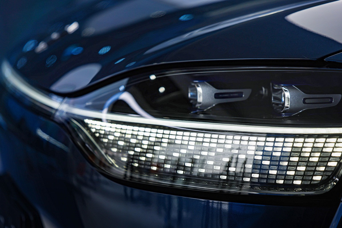 Пиксельные секции под фарами AITO M9 