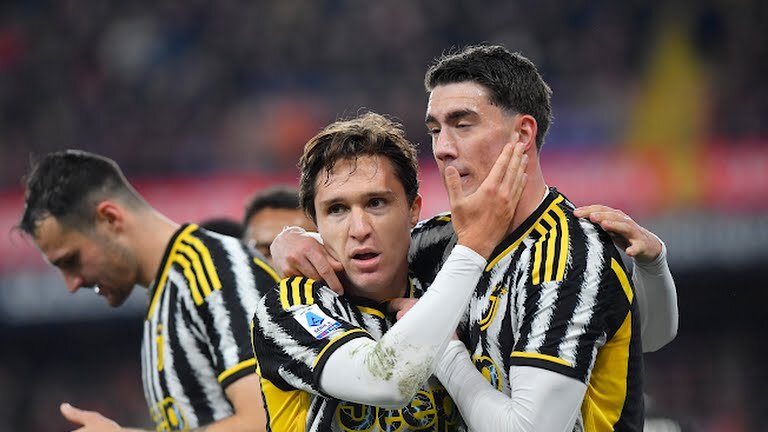 Федерико Кьеза (на переднем плане слева) — автор мяча в ворота «Дженоа».