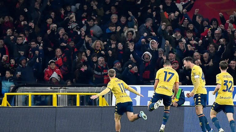 Нападающий «Дженоа» Альберт Гудмундссон сравнивает счёт, с близкого расстояния отправив мяч в сетку.