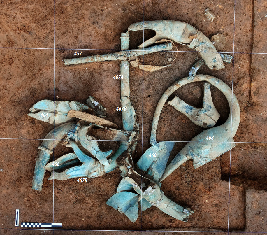 Шлем (468) и раструбы карниксов в раскопках. Нижний слой. По Манике и др., 2011