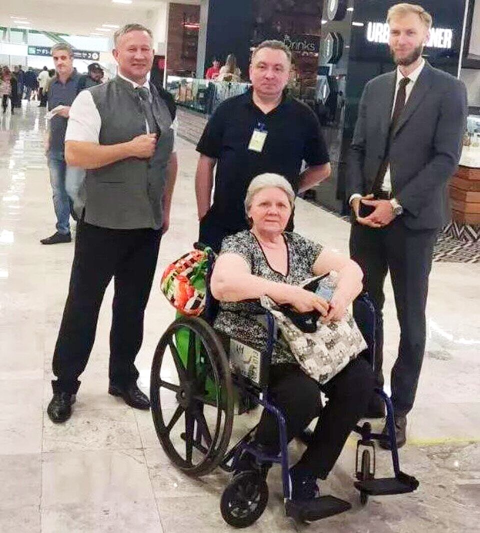 Валентина Котова с сотрудниками российского консульства в аэропорту города Мехико. Мексика.