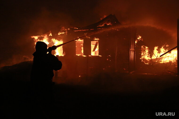    Причину пожара устанавливают сотрудники отделения дознания