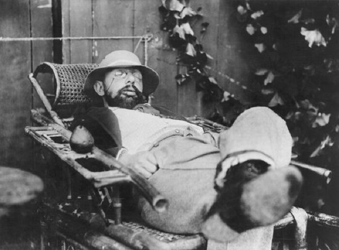 Анри полулежит под тяжестью аристократии