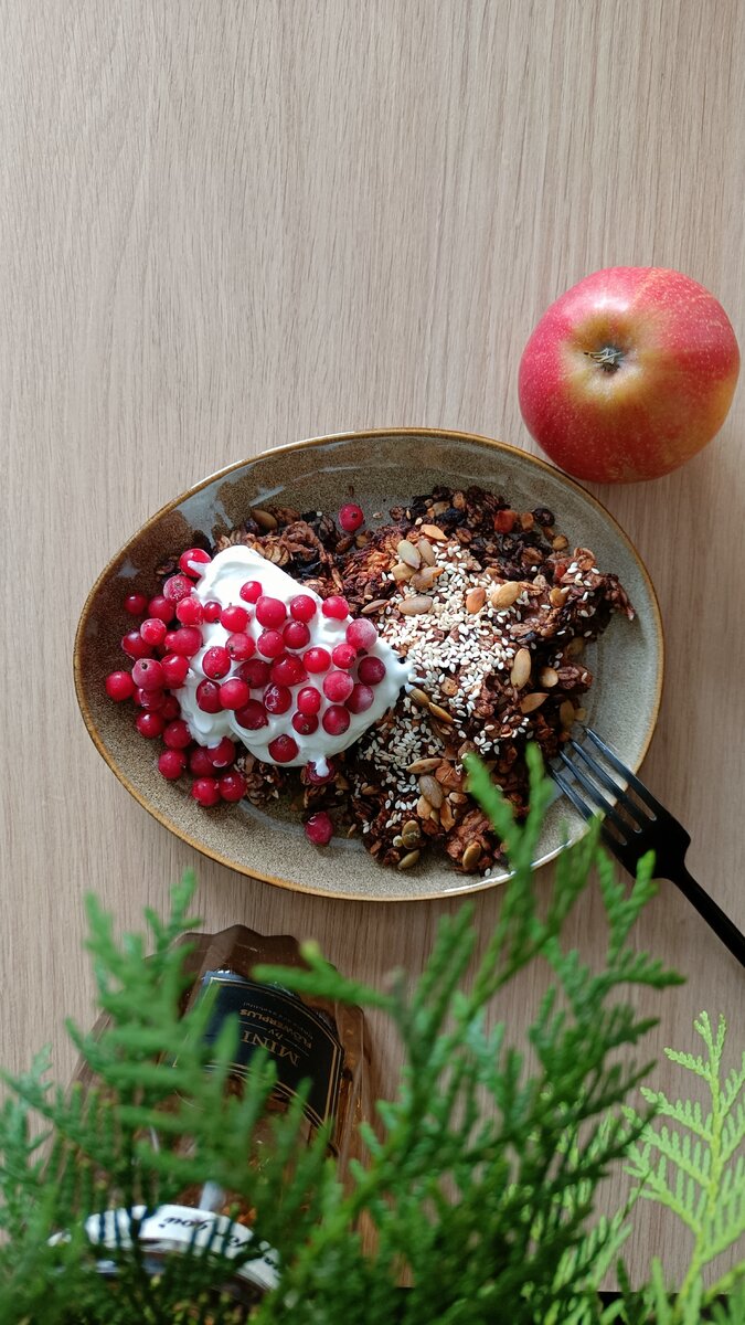 Если что овсяные хлопья не сгорели :) Это какао даёт такой цвет и плюс тень от бортиков тарелки. Фото сделано зимой, когда утренний свет вообще не на моей стороне :) 