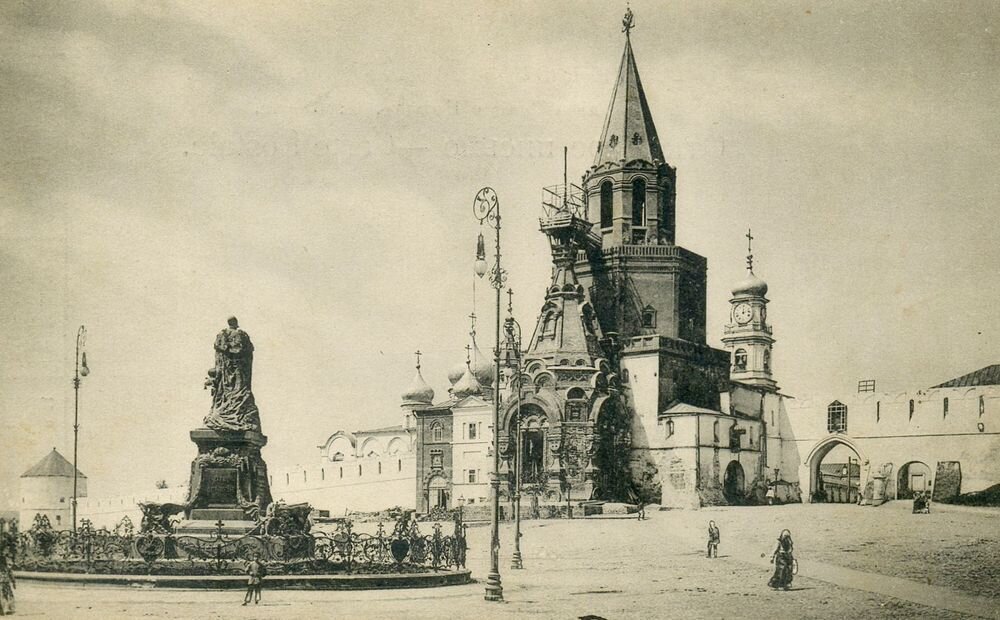 Ивановская площадь. Вход в Казанский Кремль. Сейчас это место выглядит несколько иначе.