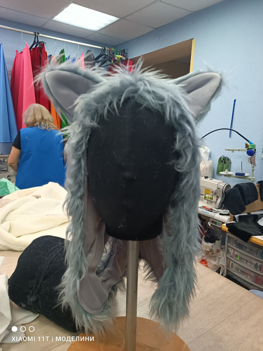 На манекене головы в цеху. 