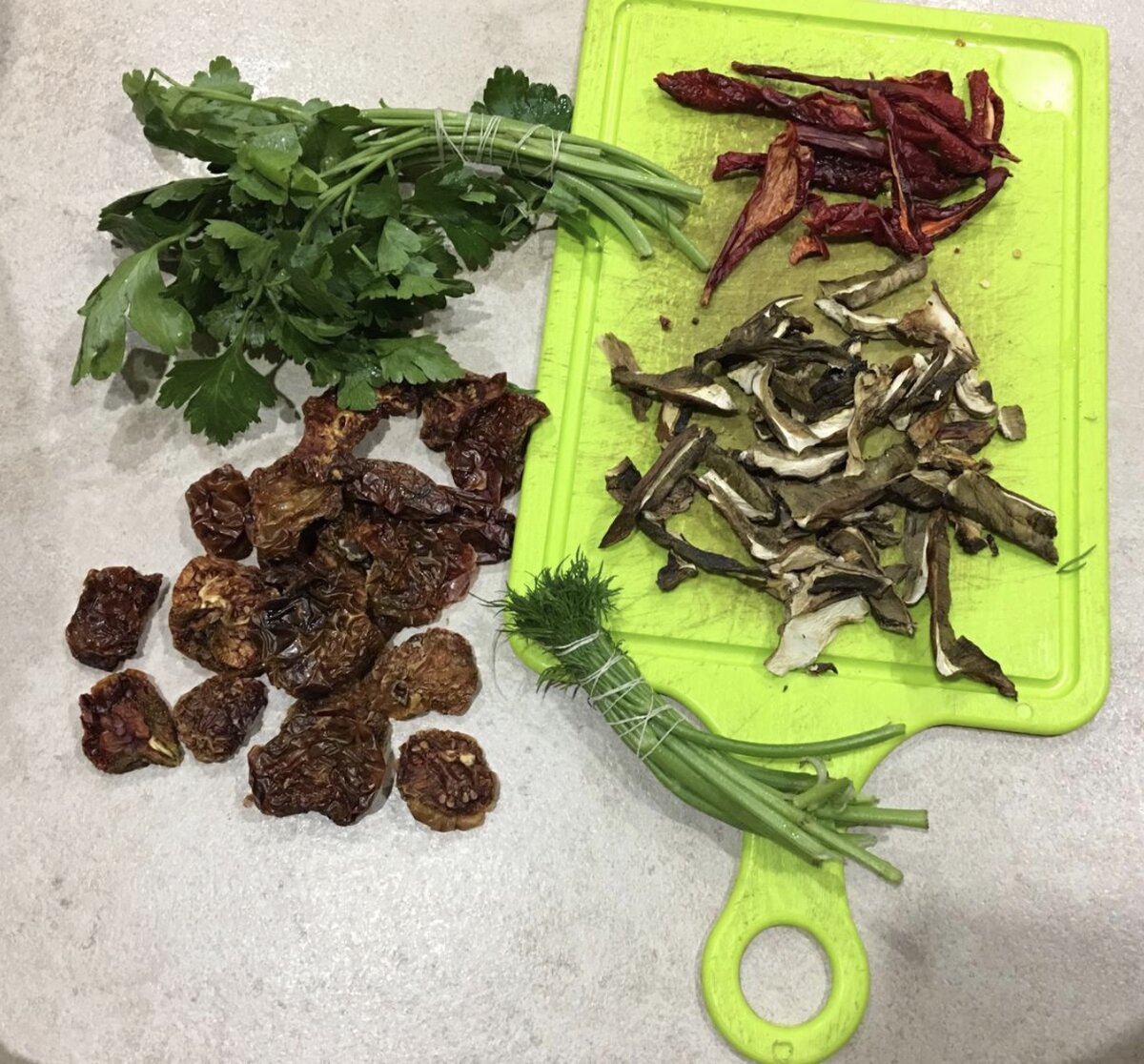 Сушеные, домашние помидоры слева внизу