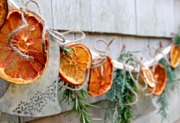 Новогодняя  гирлянда из высушенных апельсинов