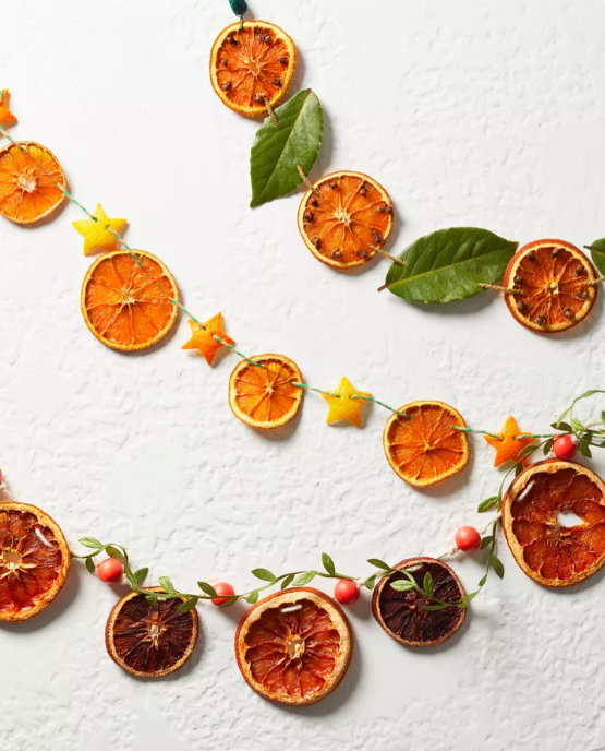 Сэкономьте немного денег, сделайте гирлянду из сушеных апельсинов.  