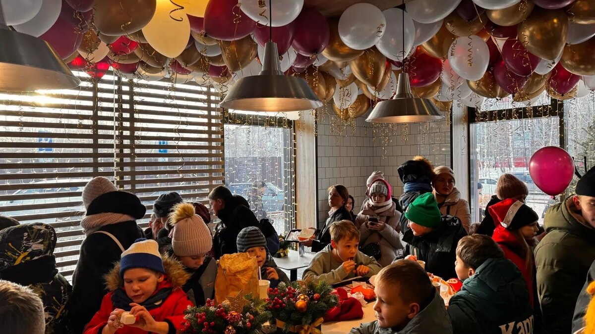     Сотни тоболяков стали сегодня первыми гостями заведения сети ресторанов быстрого питания «Вкусно — и точка». Торжественное открытие состоялось сегодня. По словам очевидцев, перед открытием у входа в ресторан образовались очереди как в 90-е годы.