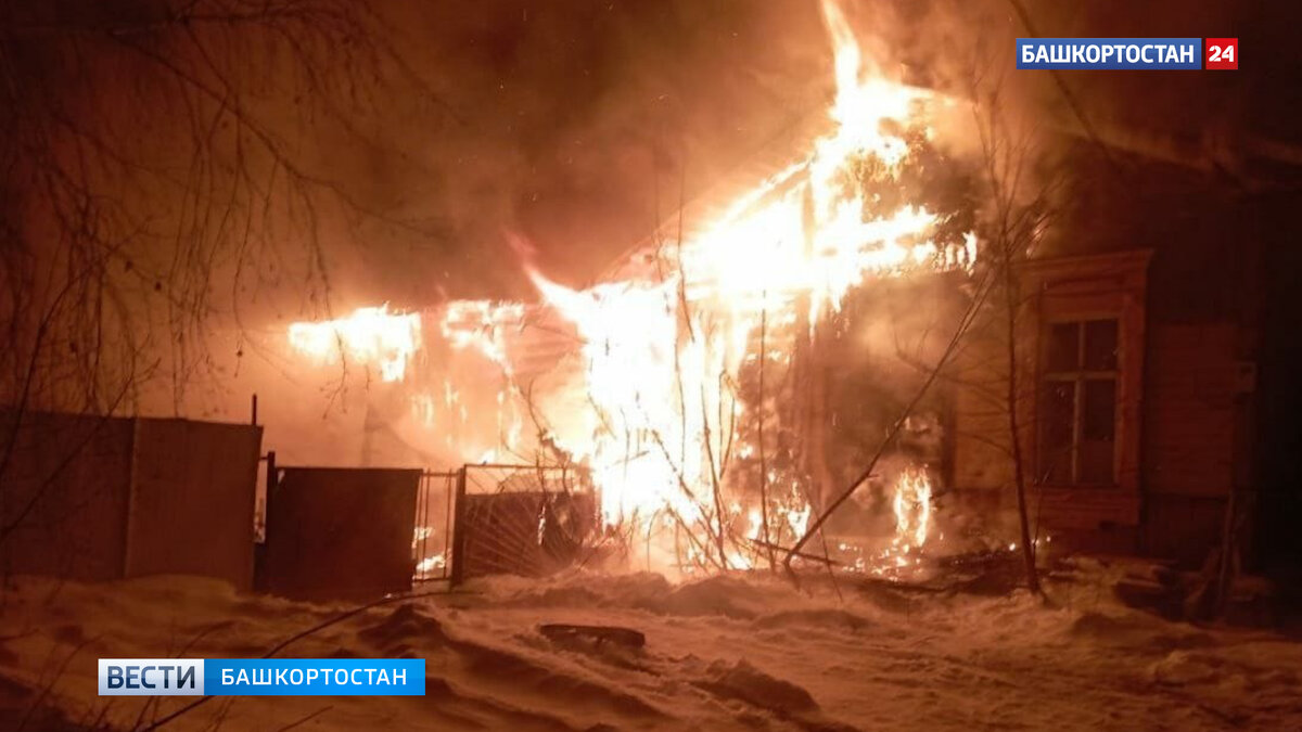    Дети заметили возгорание: в Башкирии в крупном пожаре сгорел шестиквартирный дом