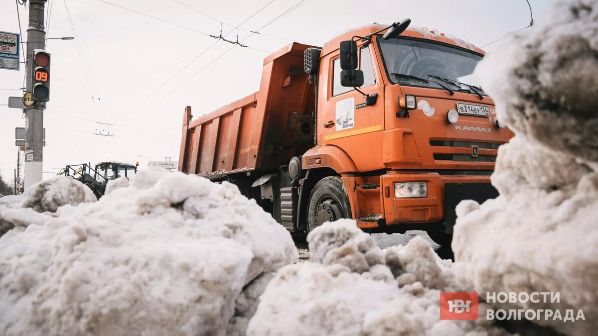     Дорожные службы ведут круглосуточное дежурство на региональных и федеральных трассах, рассказали в администрации Волгоградской области.