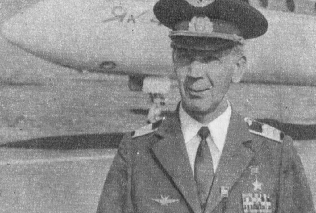 Николай Иванович Дегтярь у самолета Як-40, Башкирская АССР, г. Октябрьский