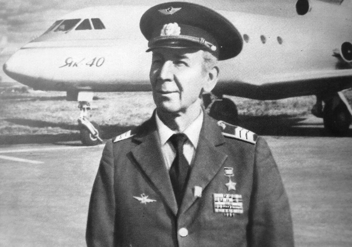 Николай Иванович Дегтярь у самолета Як-40, Башкирская АССР, г. Октябрьский