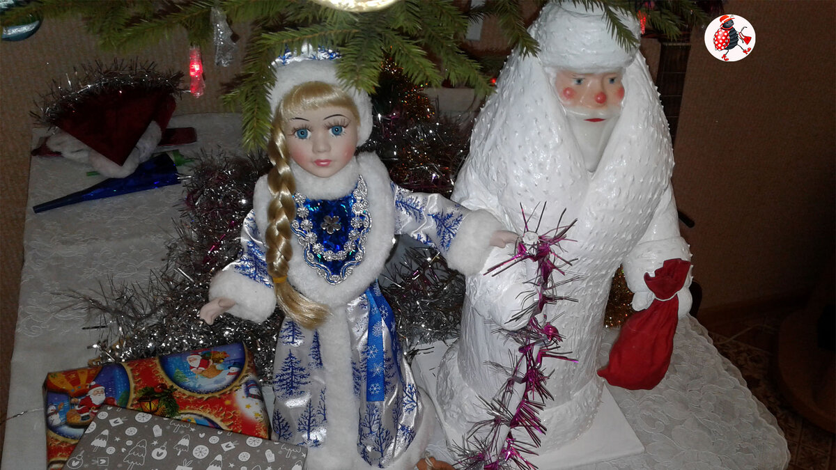 Вот такая парочка приходит под нашу новогоднюю елочку - старенький Ватный Дед Мороз и современная Снегурочка