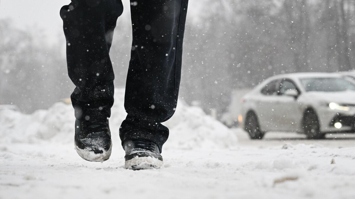 Зима реагенты. Реагент для снега. Обувь спасла жизнь. Как защитить обувь от гололеда. Как защитить собаку от реагентов зимой.