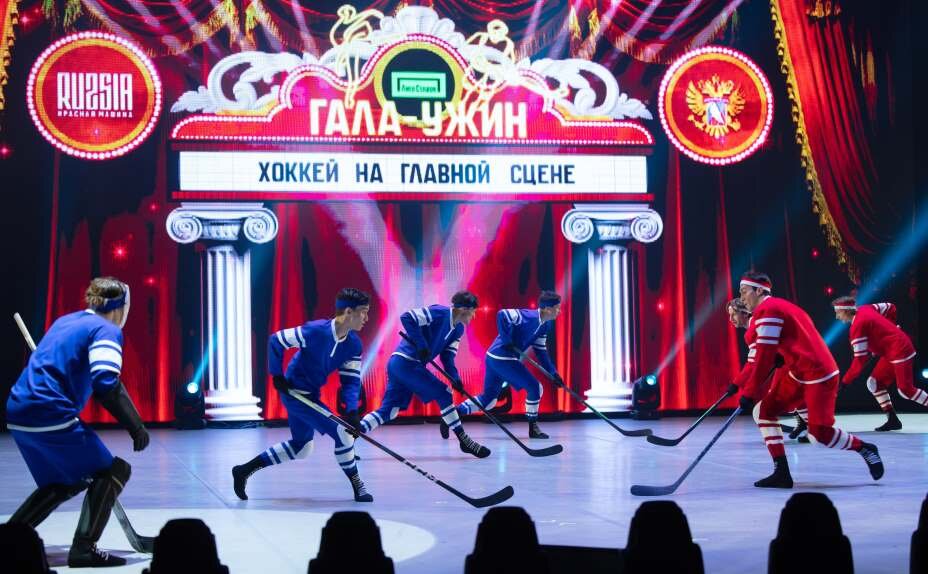    На главную сцену Михайловского театра Петербурга вышли артисты балета в образе хоккеистов. Фото: ФХР