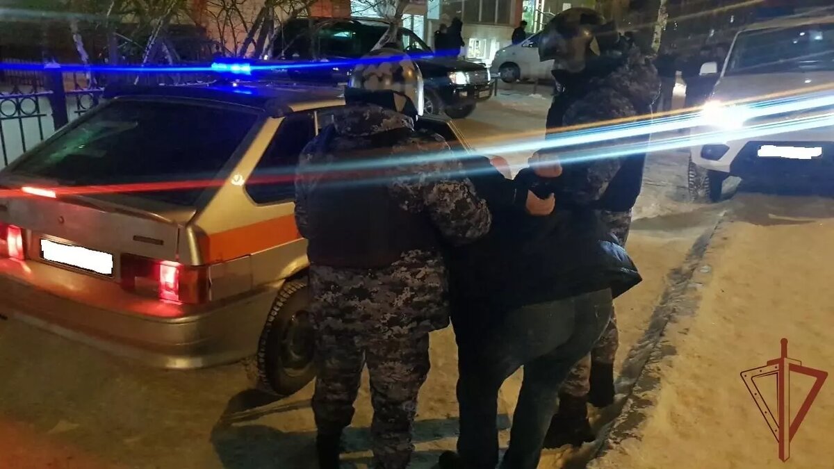     В Росгвардии назвали предварительную причину вчерашнего нападения 50-летнего мужчины на отделение Сбера в Нижневартовске.