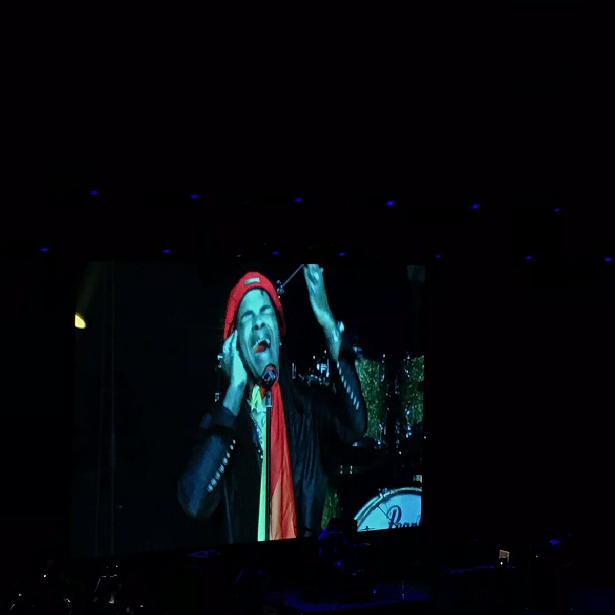 Видео-ряд на заднем фоне сцены.