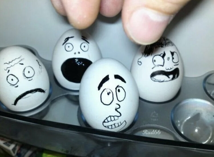 Смайлик яйца. Забавные рожицы на яйцах. Мордашки на пасхальных яйцах. Яйцо рисунок. Смешные мордочки на яйцах.