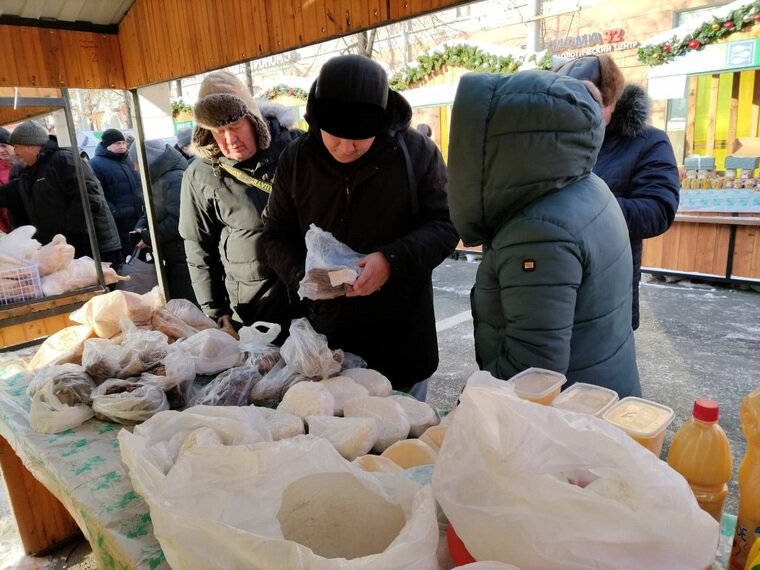    Десятки торговцев предлагают гостям ярмарки натуральные продукты