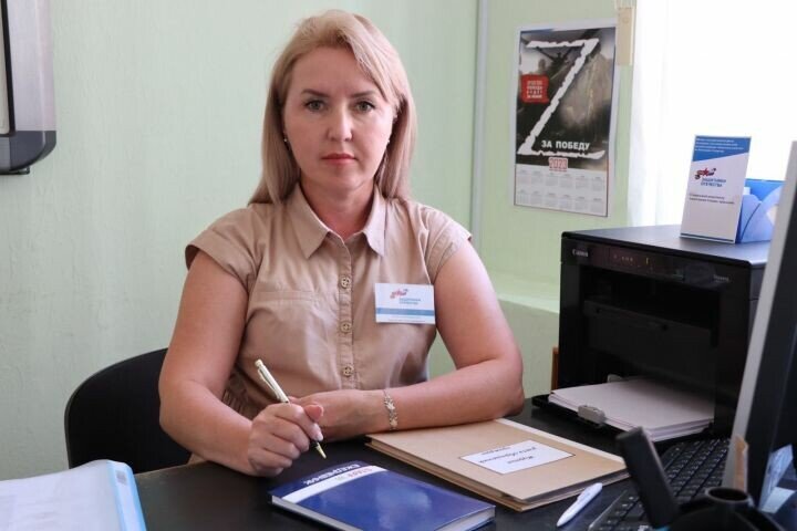 ​Татьяна Ахметзянова предложила демобилизованному бойцу заключить социальный контракт на развитие бизнеса по линии соцзащиты. Фото: nurlat-tat.ru