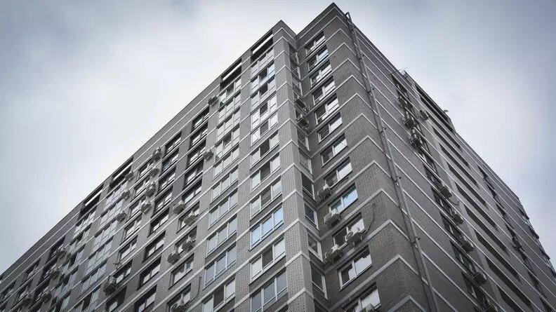     В России приняли решение поднять минимальный первоначальный взнос по льготной ипотеке до 30%, сообщают «Новые известия».