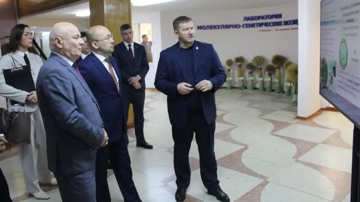 Фото:Telegram-канал Омского аграрного научного центра Посол Республики Казахстан, глава регионального Минсельхоза Н.В. Дрофа и представители регионального правительства ознакомились с деятельностью селекцентра Омского АНЦ