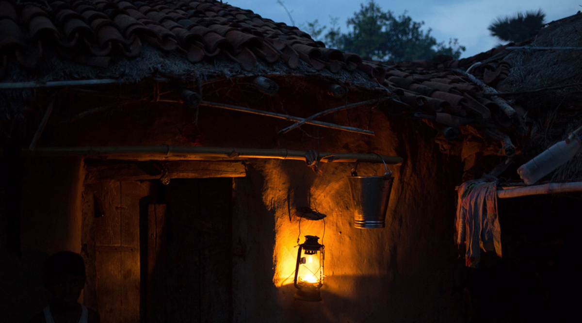Жители индийской деревни Ганешпур в течение нескольких вечеров и ночей оставались без электричества. Местный электрик объяснял это аварийным отключением электросети всего района.-2
