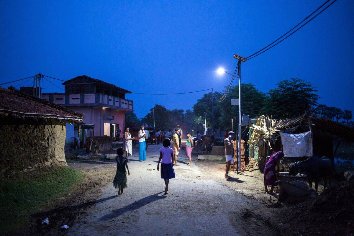 Жители индийской деревни Ганешпур в течение нескольких вечеров и ночей оставались без электричества. Местный электрик объяснял это аварийным отключением электросети всего района.-3