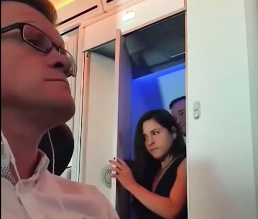 Даже опытная стюардесса авиакомпании «EasyJet», обслуживающая рейс Лондон — Ибица, открыв дверь туалета во время полета, оказалась несколько не готова к тому, что увидит внутри.-2