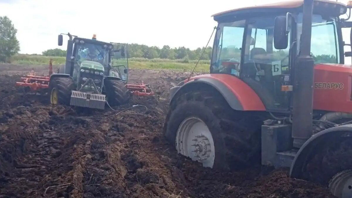 Фото: © Николай Петроченко / Glavpahar.ru Буксировка трактора John Deere 8430