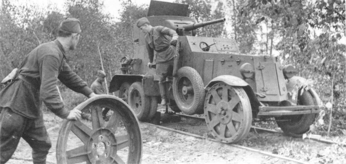 фото - J. Kinnear "Russian Armored Cars 1930-2000"; железнодорожный БА-6 в процессе "переобувания"