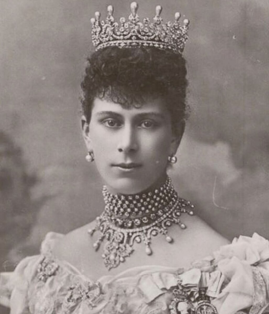  Многие знаменитые украшения британской короны были собраны королевой Марией Текской.