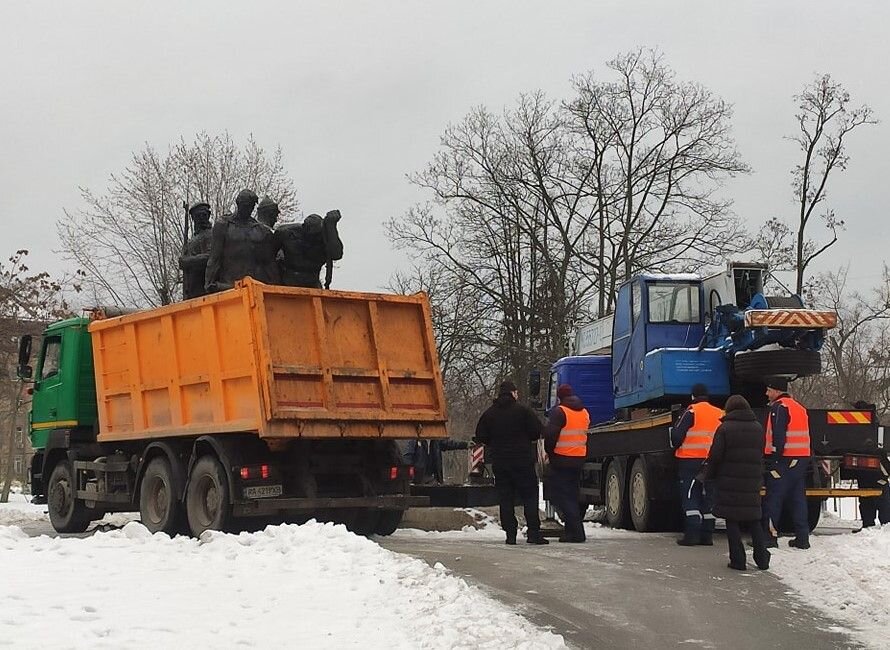    Демонтаж памятника «Таращанец» ©Соцсети