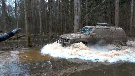 Работяга на Toyota 4runner решил показать мастер класс джипперам и утопил машину!