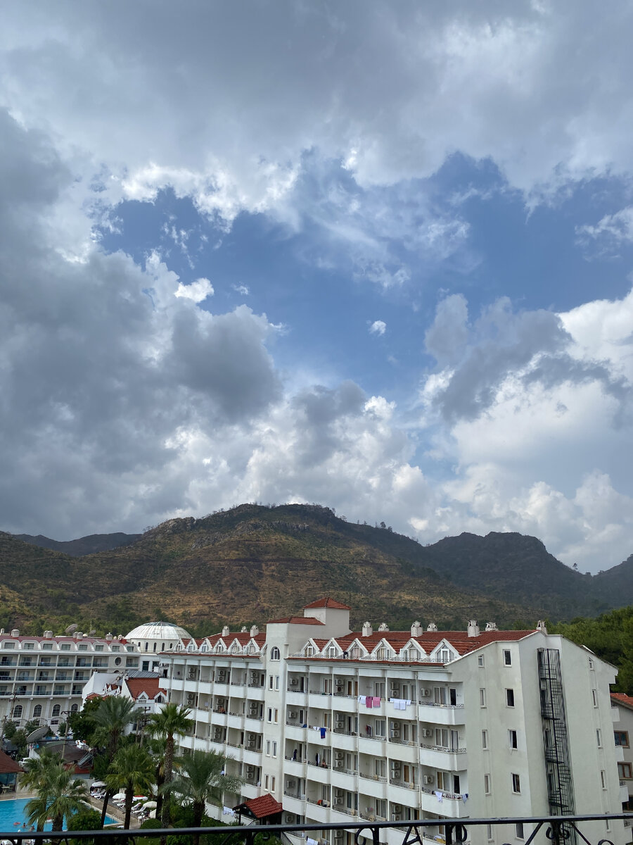 Вид с балкона на отель «Пинета клаб»