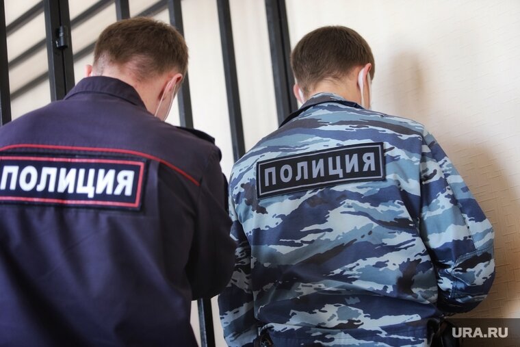    Мужчина показывал половые органы детям