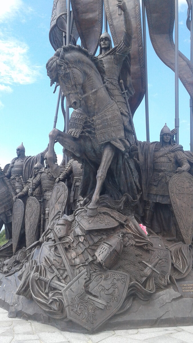 Памятник Александру Невскому в Самолве.