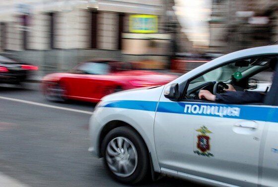 Напавшим на полицейского возле рынка «Садовод» в Москве оказался 21-летний гражданин Узбекистана по имени Сухроб, сообщает Telegram-канал «112».