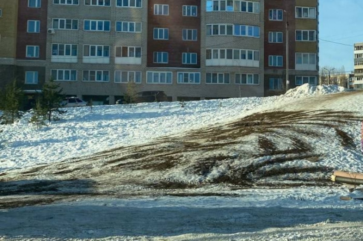    В Уфе засыпали горку, с которой ребенок скатился под колеса машины