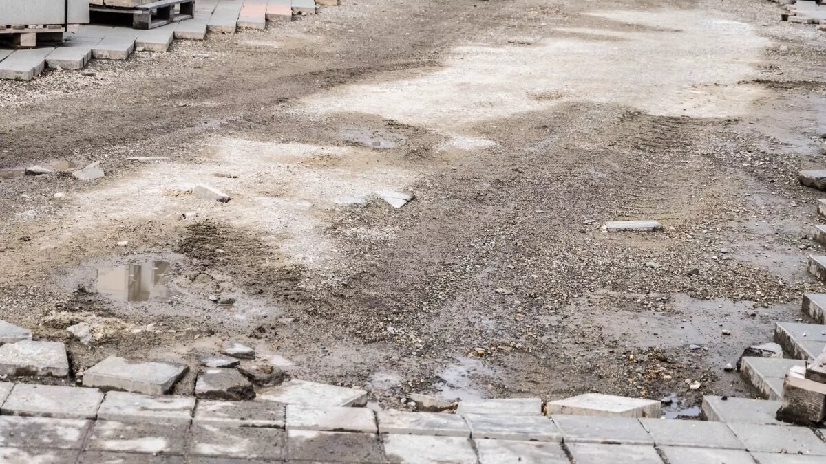     Как сообщают очевидцы в соцсетях, бригада рабочих укладывает брусчатку в снег в Нижнем Новгороде 16 декабря. Публикация появилась в Telegram-канале «Нижний Новгород. Без цензуры».