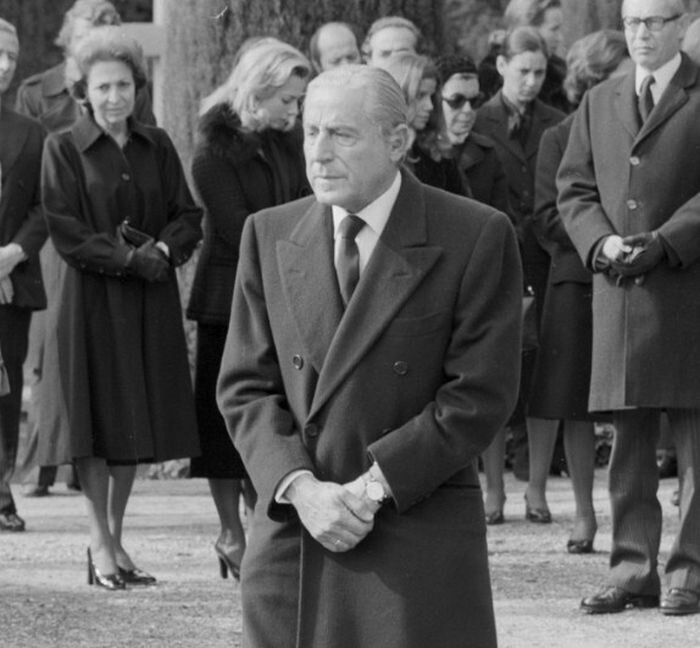 Ставрос Ниархос на похоронах очередной жены (фото из сети интернет) Деда — тоже очень приличный на вид человек